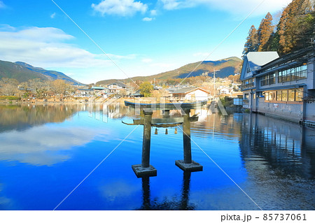 【大分県】晴天下の金鱗湖（由布院温泉） 85737061