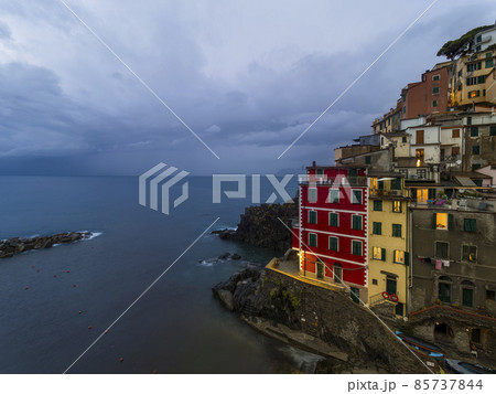 イタリア チンクエ・テッレ 【リオマッジョーレ】夕方・曇天 / Riomaggiore, Italy 85737844