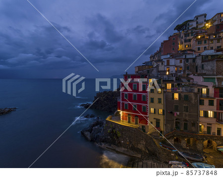 イタリア チンクエ・テッレ 【リオマッジョーレ】日没直後 / Riomaggiore, Italy 85737848