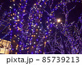 土曜の夜、都会のイルミネーション 85739213