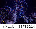 土曜の夜、都会のイルミネーション 85739214