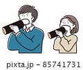 大きな口で恵方巻を食べる男女 85741731