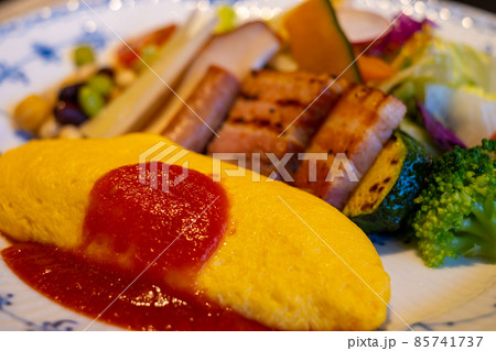 オムレツとサラダの盛り合わせ02 85741737