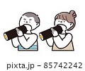 大きな口で恵方巻を食べるこども 85742242