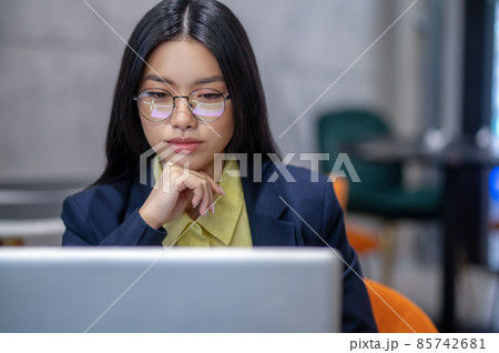 Asian business woman in the office working on a laptop 85742681