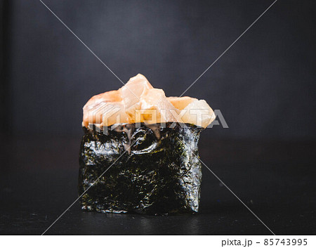 Sushi roll with tuna 85743995