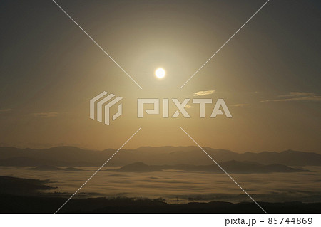 《岡山県》秋の朝、鬼女台から見る風景【11月】 85744869