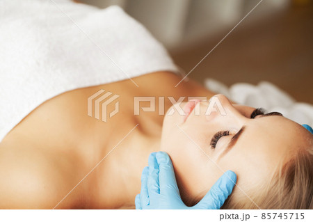 Young woman getting spa massage treatment at beauty spa salon Young woman getting spa massage treatment at beauty spa salon 85745715