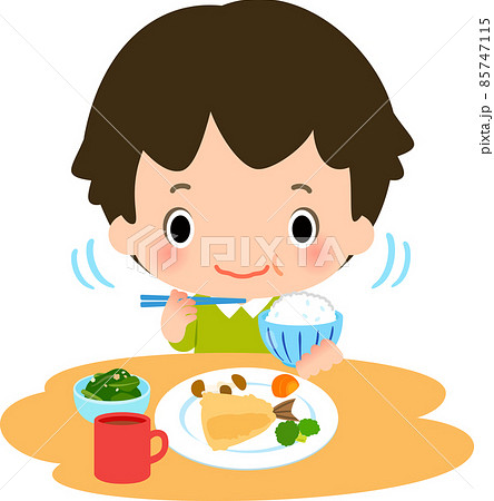 よく噛んで食事をする男の子 85747115