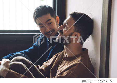 笑顔の同性愛カップル・LGBTQ・親友イメージ 笑顔の同性愛カップル・LGBTQ・親友イメージ 85747151