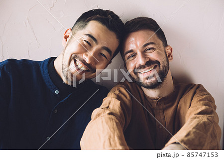 笑顔の同性愛カップル・LGBTQ・親友イメージ 85747153