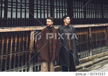 京都の街を歩く男性ポートレート 85747257