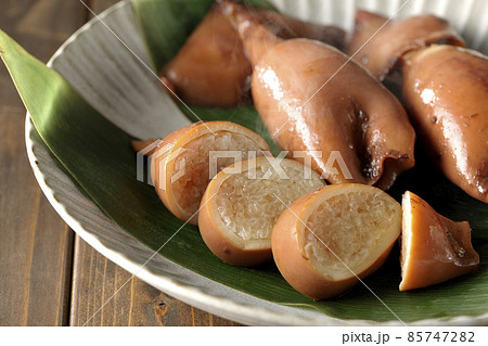 笹の葉に乗っている郷土料理の出来立てイカ飯 85747282