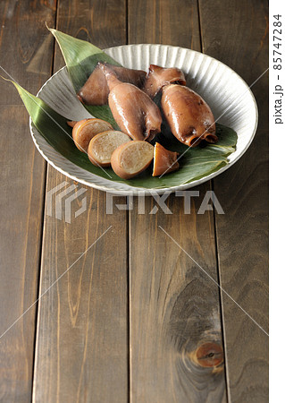 笹の葉に乗っている郷土料理の出来立てイカ飯 85747284