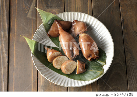 笹の葉に乗っている郷土料理の出来立てイカ飯を俯瞰で撮影 85747309