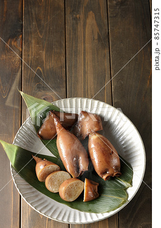 笹の葉に乗っている郷土料理の出来立てイカ飯を俯瞰で撮影 笹の葉に乗っている郷土料理の出来立てイカ飯を俯瞰で撮影 85747315