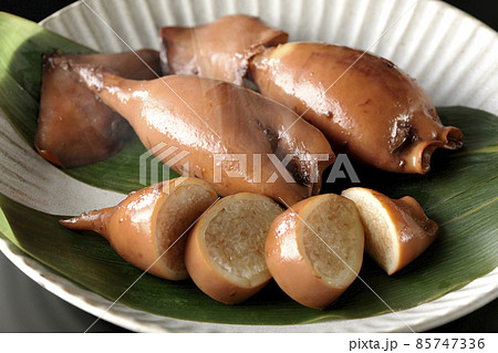 笹の葉に乗っている郷土料理の出来立てイカ飯を黒背景で撮影 85747336
