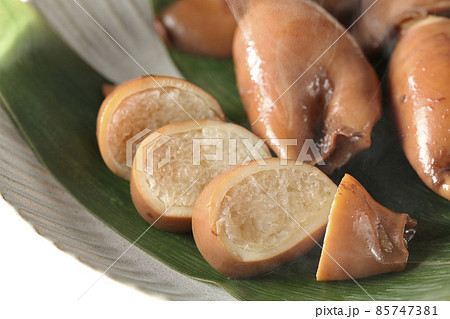 笹の葉に乗っている郷土料理の出来立てイカ飯を白背景で撮影 85747381