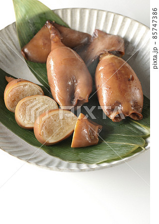 笹の葉に乗っている郷土料理の出来立てイカ飯を白背景で撮影 笹の葉に乗っている郷土料理の出来立てイカ飯を白背景で撮影 85747386