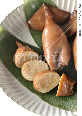 笹の葉に乗っている郷土料理の出来立てイカ飯を白背景で俯瞰撮影 笹の葉に乗っている郷土料理の出来立てイカ飯を白背景で俯瞰撮影 85747398