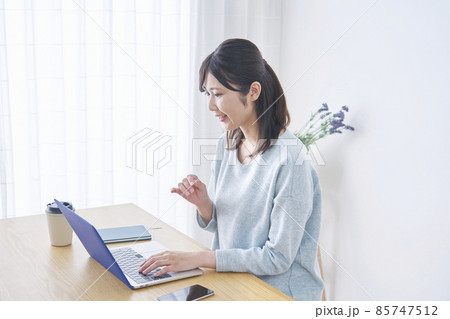 女性　リビング　パソコン 85747512