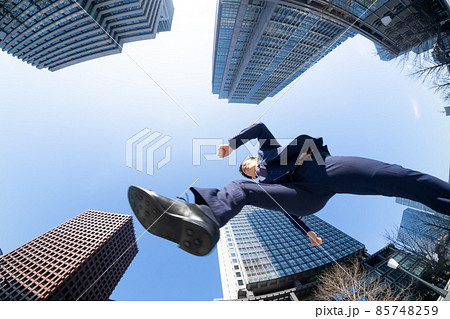 ジャンプするビジネスマン 85748259