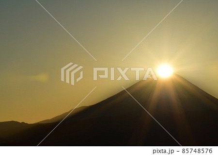 山梨県富士川町、富士の山頂から昇る朝日 85748576