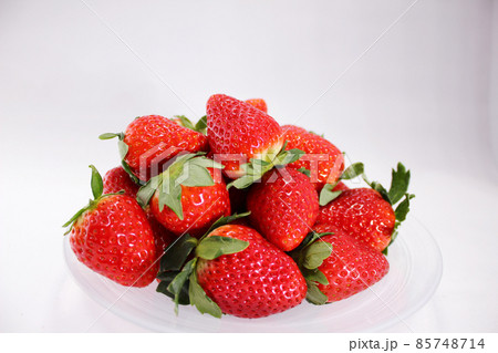 赤いイチゴ、白背景 85748714