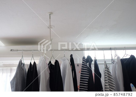 リビングの天井に取り付けたホスクリーン 室内物干し リビングの天井に取り付けたホスクリーン 室内物干し 85748792