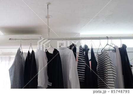 リビングの天井に取り付けたホスクリーン　室内物干し 85748793