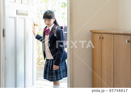 玄関に立つ学生服の女の子 玄関に立つ学生服の女の子 85748817