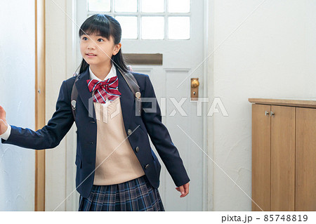玄関に立つ学生服の女の子 玄関に立つ学生服の女の子 85748819