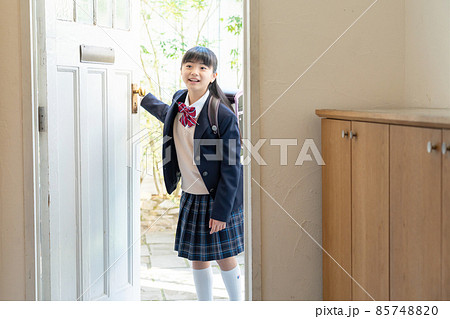 玄関に立つ学生服の女の子 85748820