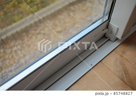 吐き出し窓のサッシ　2重ガラス 85748827