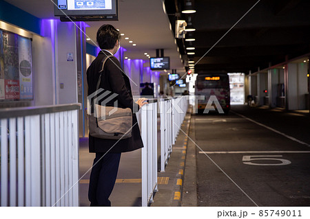 バス停でバスを待つ男性　BUS 85749011