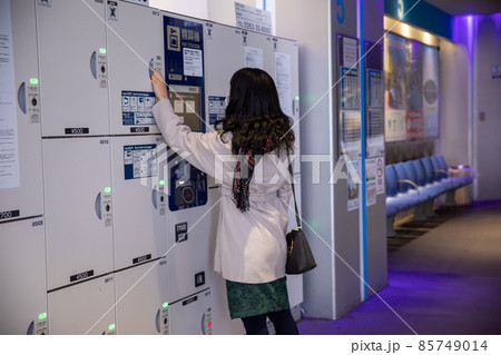 駅のコインロッカーを使う女性 Coin locker 駅のコインロッカーを使う女性 Coin locker 85749014
