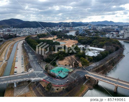 航空撮影した冬の岡山市の観光名所後楽園の全景 85749061