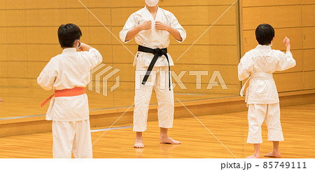 道場で空手を練習している子供たちの姿 85749111