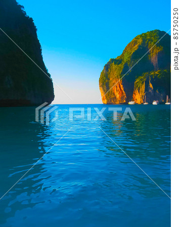 The blurred image of Maya Bay - Beautiful beach in Phi Phi Island,,Thailand 85750250
