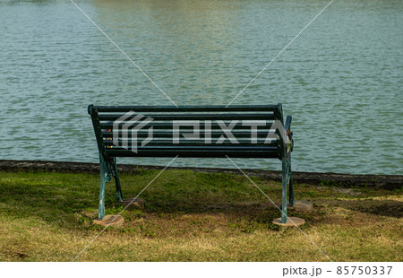 Empty chairs 85750337