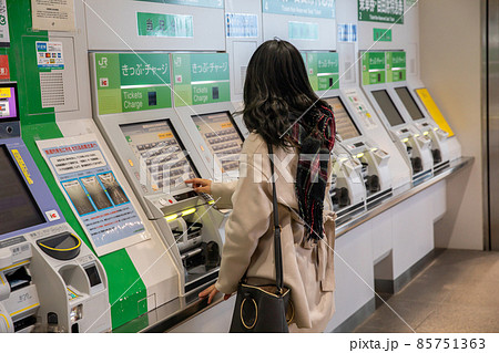 切符を購入する女性 Ticket 切符を購入する女性 Ticket 85751363