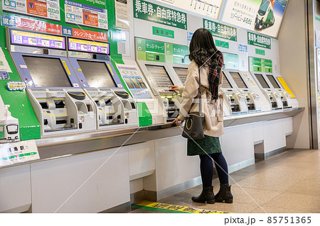 切符を購入する女性 Ticket 切符を購入する女性 Ticket 85751365