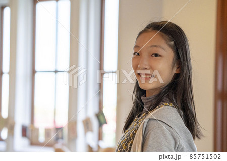 家の中にいる少女 家の中にいる少女 85751502