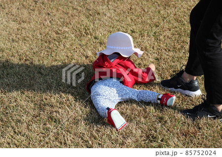 芝生で遊んでいる際中にこけてしまった一歳児 芝生で遊んでいる際中にこけてしまった一歳児 85752024