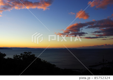 愛媛県佐多岬半島の瀬戸農業公園からの朝景 愛媛県佐多岬半島の瀬戸農業公園からの朝景 85752324