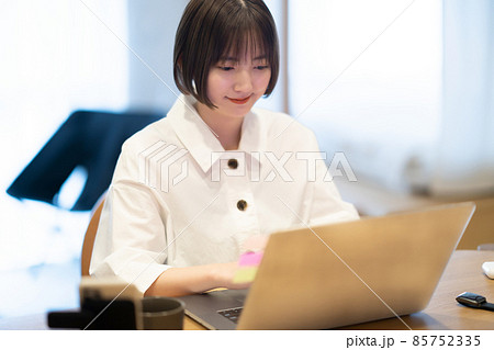 自宅の部屋でノートPCを操作する若い女性 自宅の部屋でノートPCを操作する若い女性 85752335