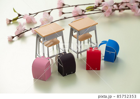 ランドセルと机　学校のイメージ 85752353