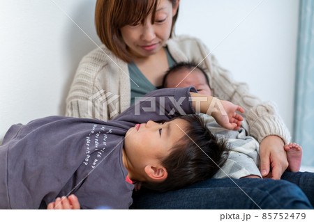 家族写真　育児 85752479