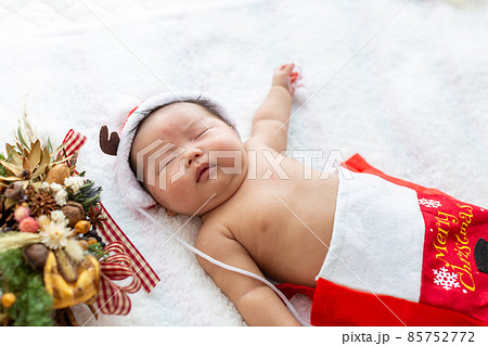 子供サンタ　生後1ヶ月の乳児 85752772