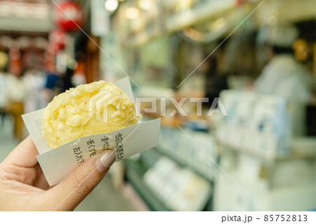 食べ歩き　浅草の揚げまんじゅう 85752813